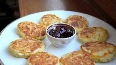 Вкусные и пышные сырники с манкой