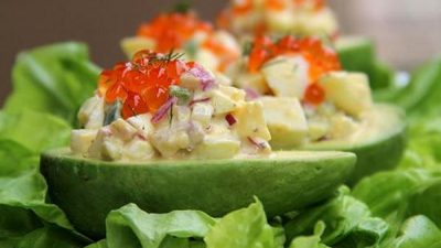 Салат с авокадо, крабовыми палочками и сыром