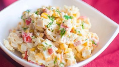 Салат с кукурузой, авокадо и крабовыми палочками