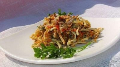 Салат с авокадо, судаком и красной икрой