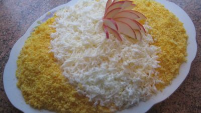 Салат с авокадо, яблоком и крабовыми палочками