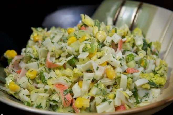 Салат с крабовыми палочками и авокадо - пошаговый рецепт с фото