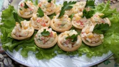 Салат с авокадо, крабовыми палочками и творожным сыром