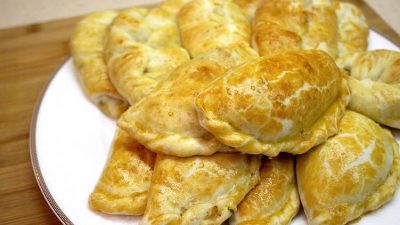 Пирожки из слоеного теста с курицей и шампиньонами