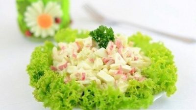 Салат с авокадо, кальмарами и крабовыми палочками