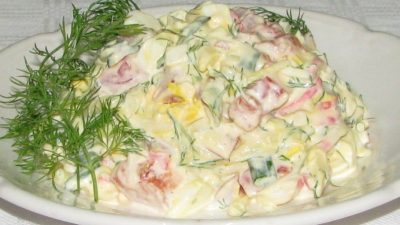 Салат с авокадо, копченым окороком и крабовыми палочками