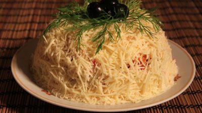 Салат с авокадо, крабовыми палочками и брынзой