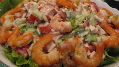 Салат с авокадо, креветками и крабовыми палочками