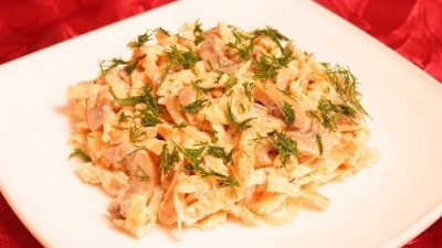 Салат «Праздничный» с копченой колбасой и помидорами