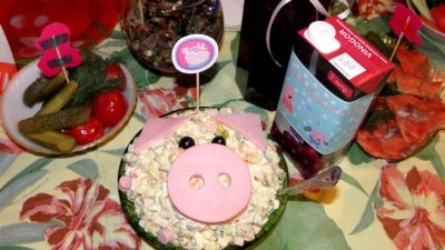 Салат «Свинка» с ветчиной и зеленым горошком