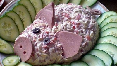 Салат «Счастливая свинка» с ветчиной, сыром и помидорами