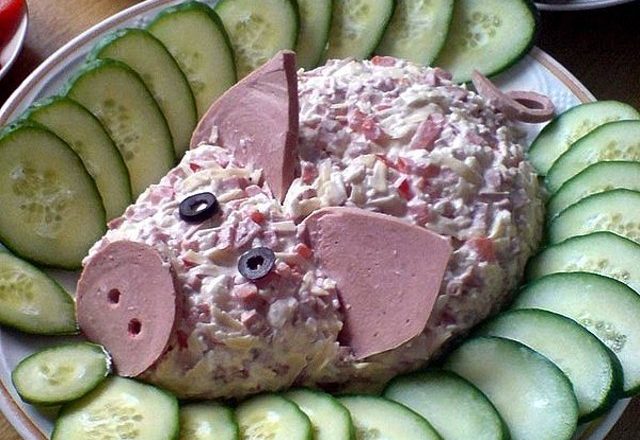 Салат «Счастливая свинка» с ветчиной, сыром и помидорами