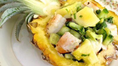 Салат с ананасом, копченой свининой и авокадо