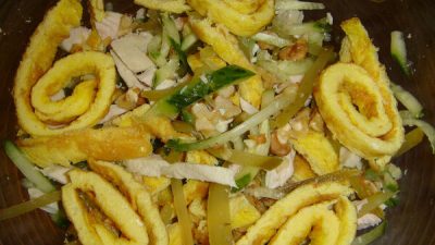 Салат с огурцами, курицей и блинами