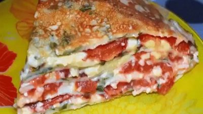 Блинный салат с помидорами и сыром