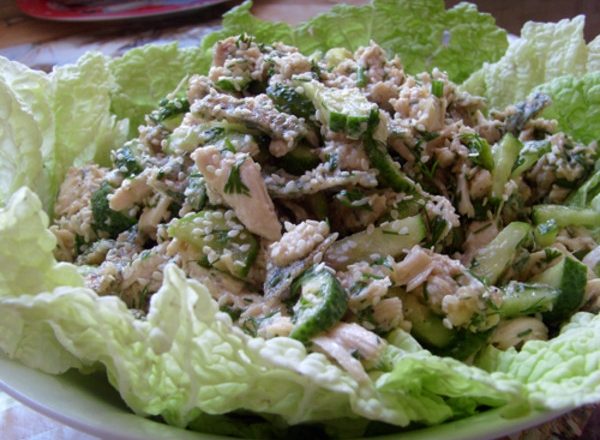 Блинный салат с черносливом и огурцом