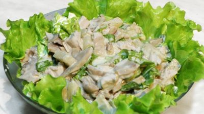 Блинный салат с курицей и грушей