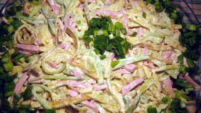Блинный салат с колбасой и огурцами