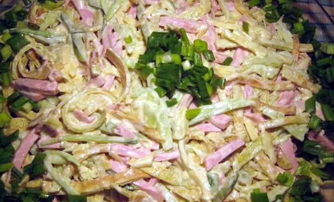 Блинный салат с колбасой и огурцами
