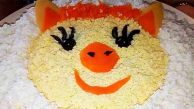 Салат «Новогодняя свинка» с рыбными консервами