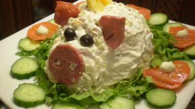 Салат «Хрюшка» с колбасой и сыром