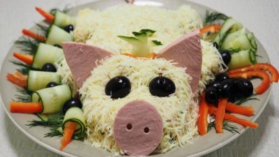 Салат «Свинка» с копченой курицей и огурцами