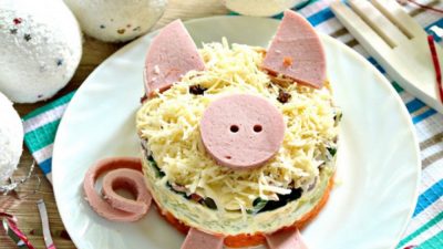 Салат «Веселый поросенок» с грибами, сыром и авокадо
