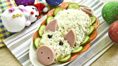 Салат «Хрюшка» с копченой свининой и ананасами