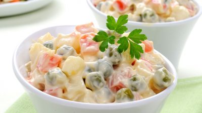 Классический Оливье с вареной колбасой и огурцами