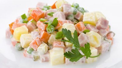 Салат Оливье с вареной и копченой колбасой