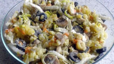 Салат Оливье с грибами и копченой колбасой