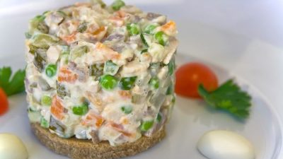 Салат Оливье с маринованными шампиньонами и колбасой
