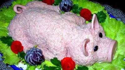 Салат «Свинка» со свининой, маринованными огурцами и орехами