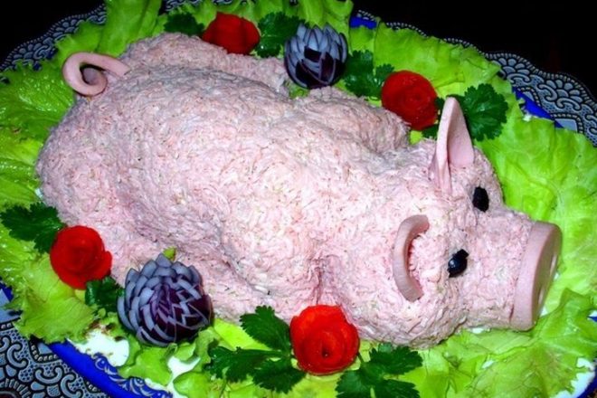 Салат «Свинка» со свининой, маринованными огурцами и орехами