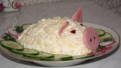 Салат «Свинка» с копченой курицей, морковью и огурцами