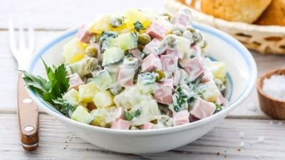 Салат Оливье с курицей, колбасой и яблоком