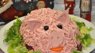 Салат «Свинка» с вареной колбасой и солеными огурчиками