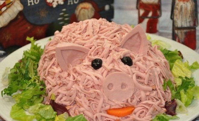 Салат «Свинка» с вареной колбасой и солеными огурчиками