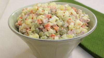 Классический Оливье со сметанно-майонезной заправкой