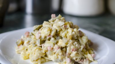 Оливье без моркови со сметанно-майонезной заправкой