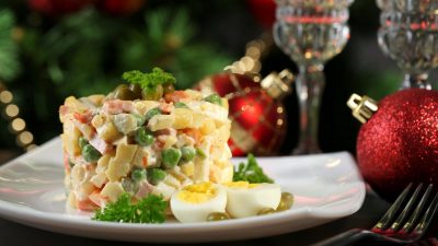 Настоящий новогодний Оливье с колбасой