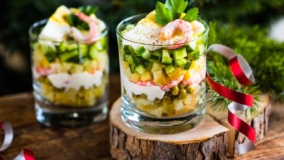 Салат-коктейль Оливье с колбасой, креветками и огурцами