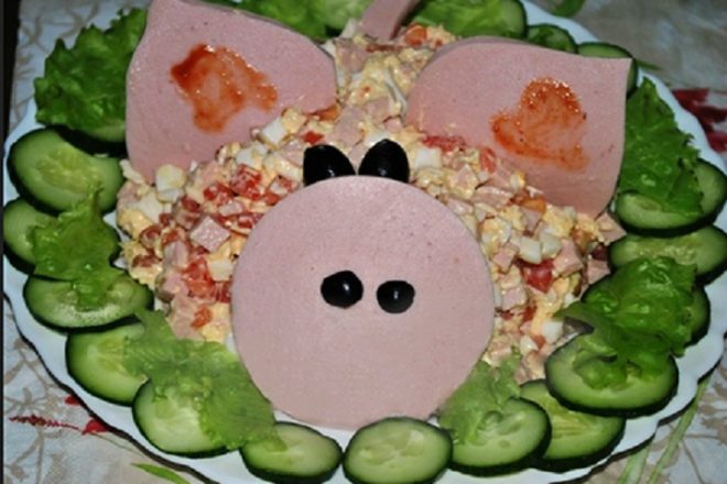 Салат с колбасой, сыром и овощами в виде свинки