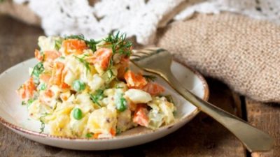 Необычный Оливье с копченой рыбой