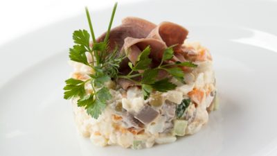 Салат «Гусарский» с говядиной и яблоками