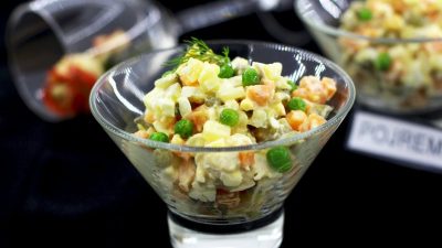 Летний Оливье с курицей, свежим огурцом и яблоком
