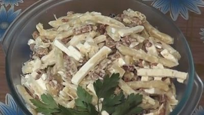 Салат из стручковой фасоли с сыром и сухариками