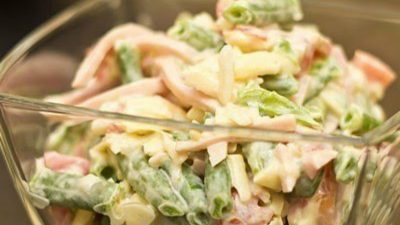 Салат из стручковой фасоли с сыром и ветчиной