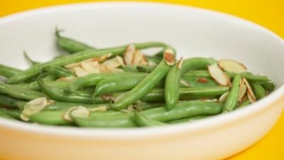 Салат из зеленой фасоли и фундука с соусом