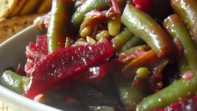 Острый салат из зеленой фасоли и свеклы